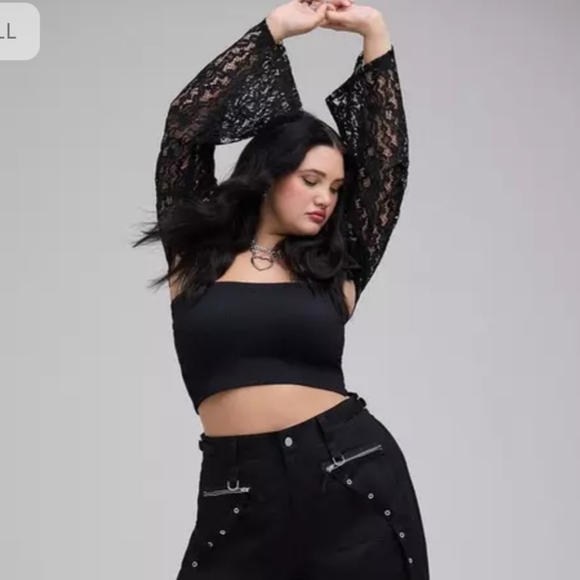 🆕️🖤 TORRID NIGHTFALL LACE & HEART CHAIN DETAIL BOLERO🖤 - Picture 2 of 5